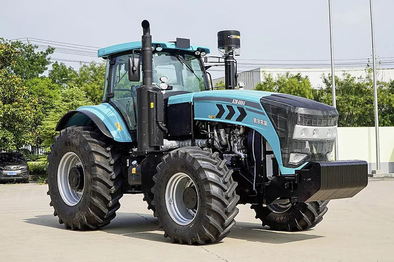 Chiński producent Xuzhou Kaier zachwala swój nowy ciągnik XZM4004, jako łatwy w obsłudze kolos o mocy 400 KM.