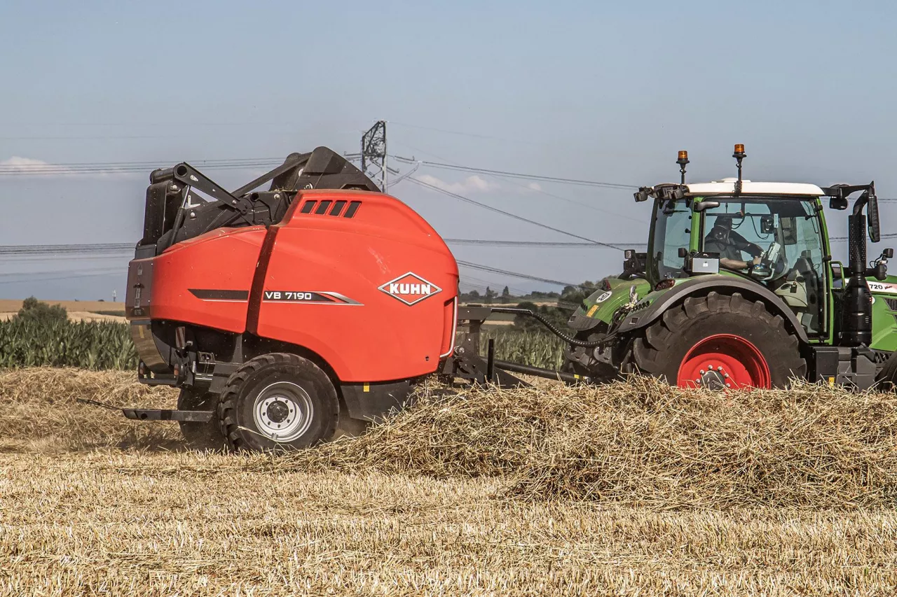 Kuhn zaprezentował prasę rolującą VB7100 z funkcją section control.