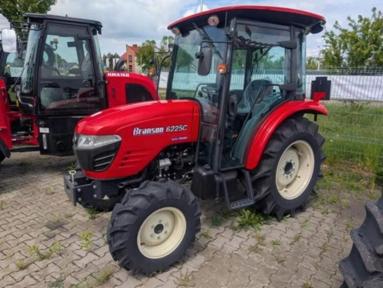 Ciągnik Branson 6225C