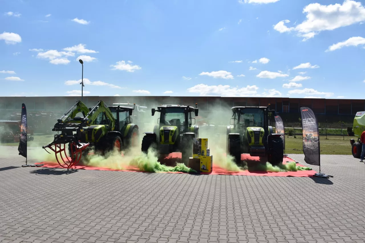 Podczas Family Farming Days, które odbywały się u dilerów marki Claas, prezentowane były nowe modele serii Axos 3