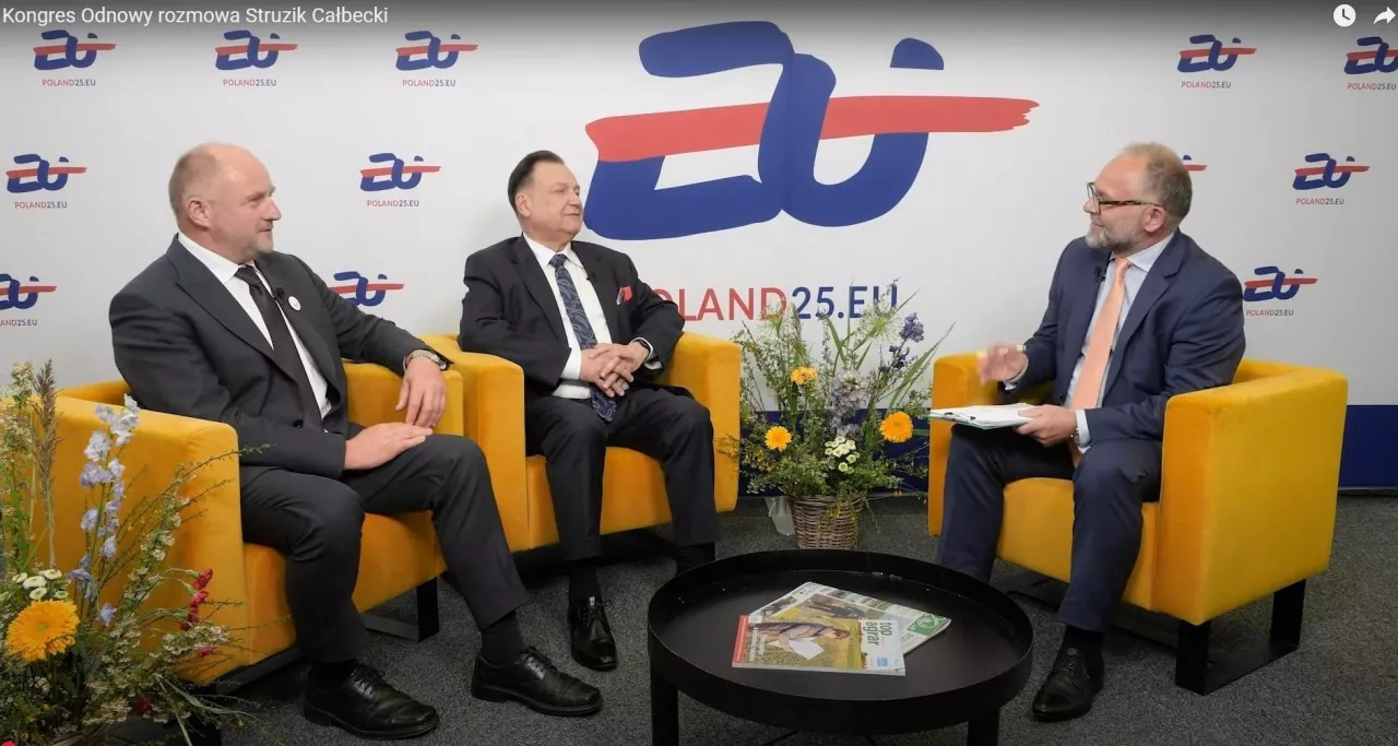 Podczas Europejskiego Kongresu Odnowy i Rozwoju Wsi w Poznaniu 2025 marszałkowie Adam Struzik i Piotr Całbecki rozmawiają z Karolem Bujoczkiem o roli samorządów w rozwoju obszarów wiejskich, wykorzystaniu funduszy unijnych i potrzebie decentralizacji.