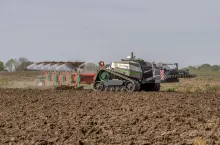 Padł rekord orki autonomicznej z pługiem Kverneland LO oraz autonomicznym robotem AgXeed AgBot 5.115T2.