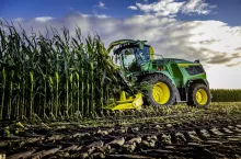 John Deere zaprezentował dwie nowe serie sieczkarni polowych F8 i F9, z których największy model ma silnik o mocy ponad 1000 KM!