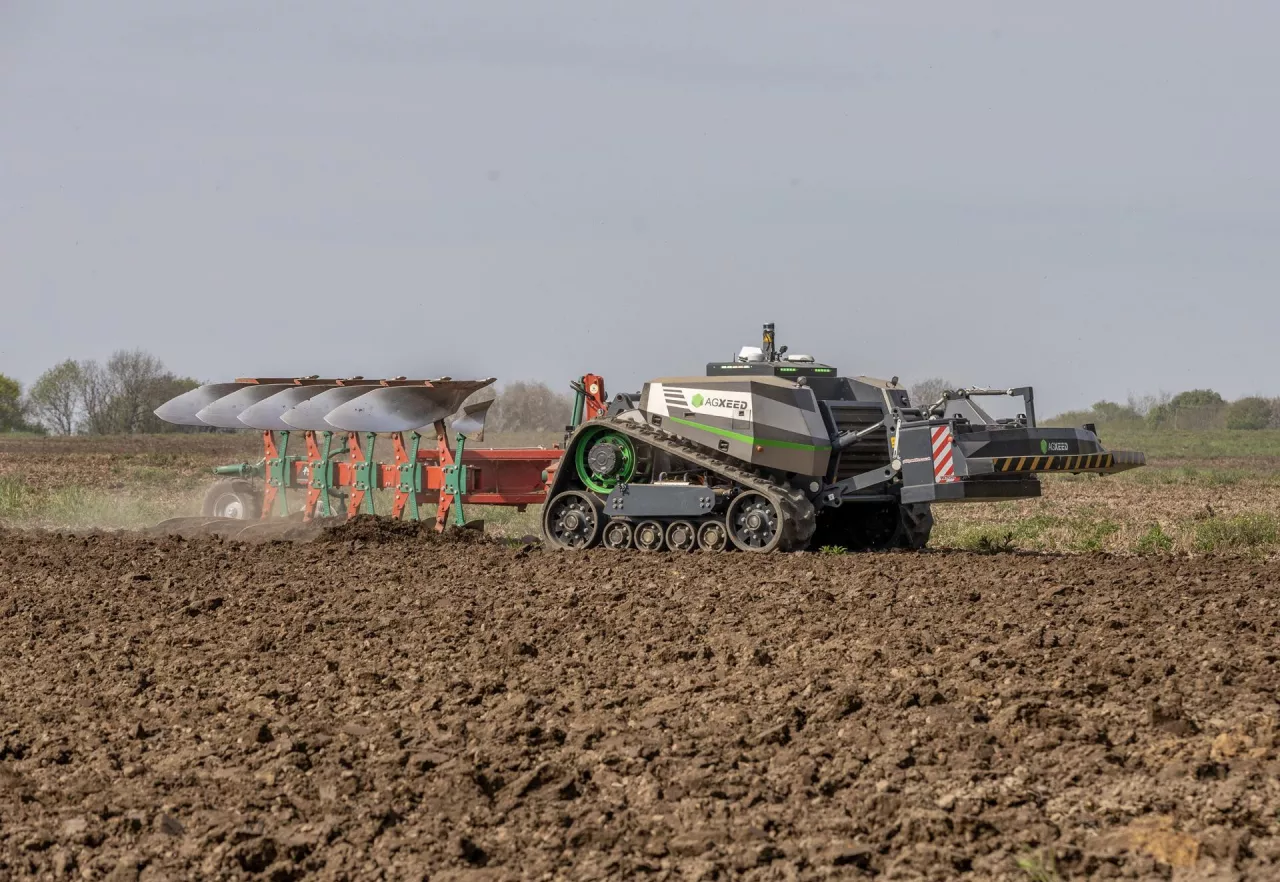 Padł rekord orki autonomicznej z pługiem Kverneland LO oraz autonomicznym robotem AgXeed AgBot 5.115T2.