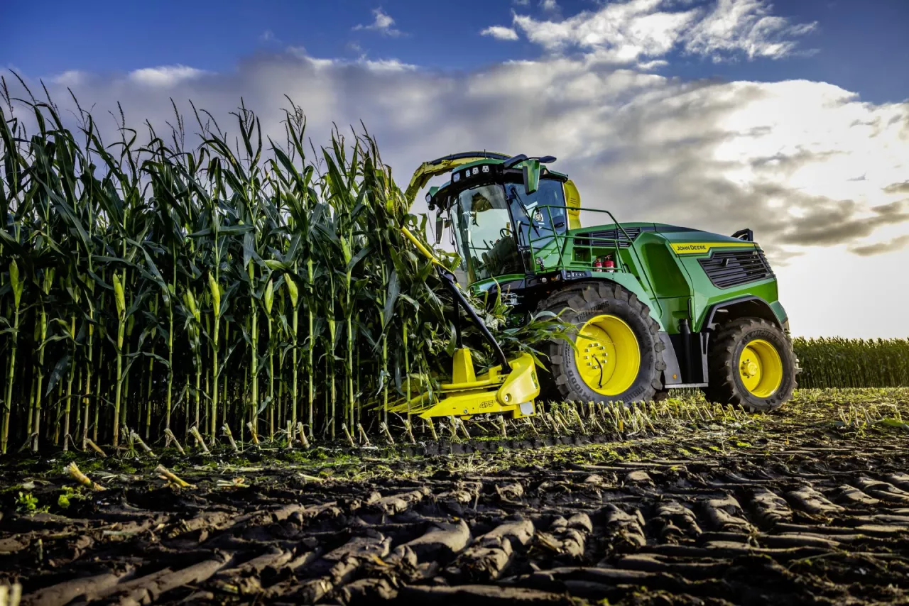 John Deere prezentuje nowe sieczkarnie samojezdne F8 i F9