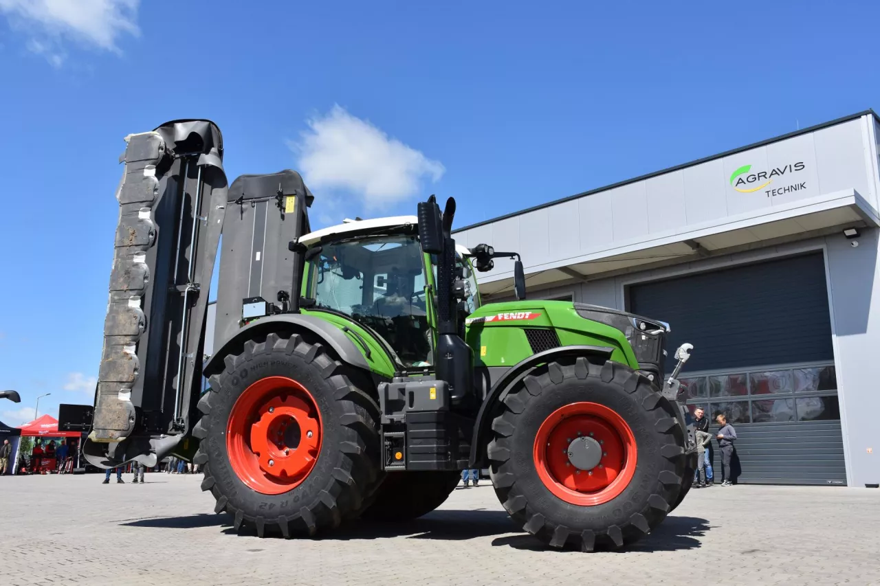Siódma generacja ciągnika Fendt model 724 Vario z podwójną kosiarką dyskową Slicer 960