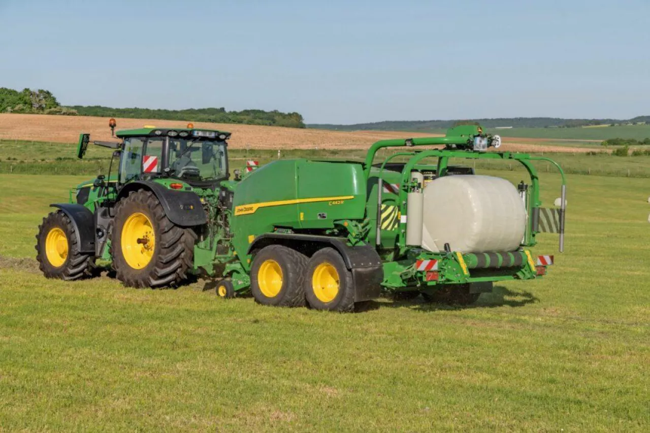 Nowe prasy zwijające od John Deere