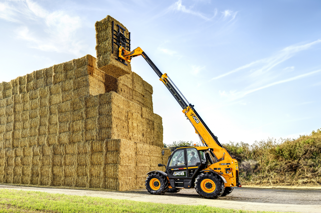 Ładowarka JCB 542-100 Agri w wersji Pro może się poruszać z prędkością maksymalną do 50 km/h.