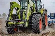 Nowego Axosa 3.120 testowaliśmy w pracy z ciężką broną talerzową Rolmako U652 w wiosnennej uprawe. Fot. Jakubek, Bensing, Siara,