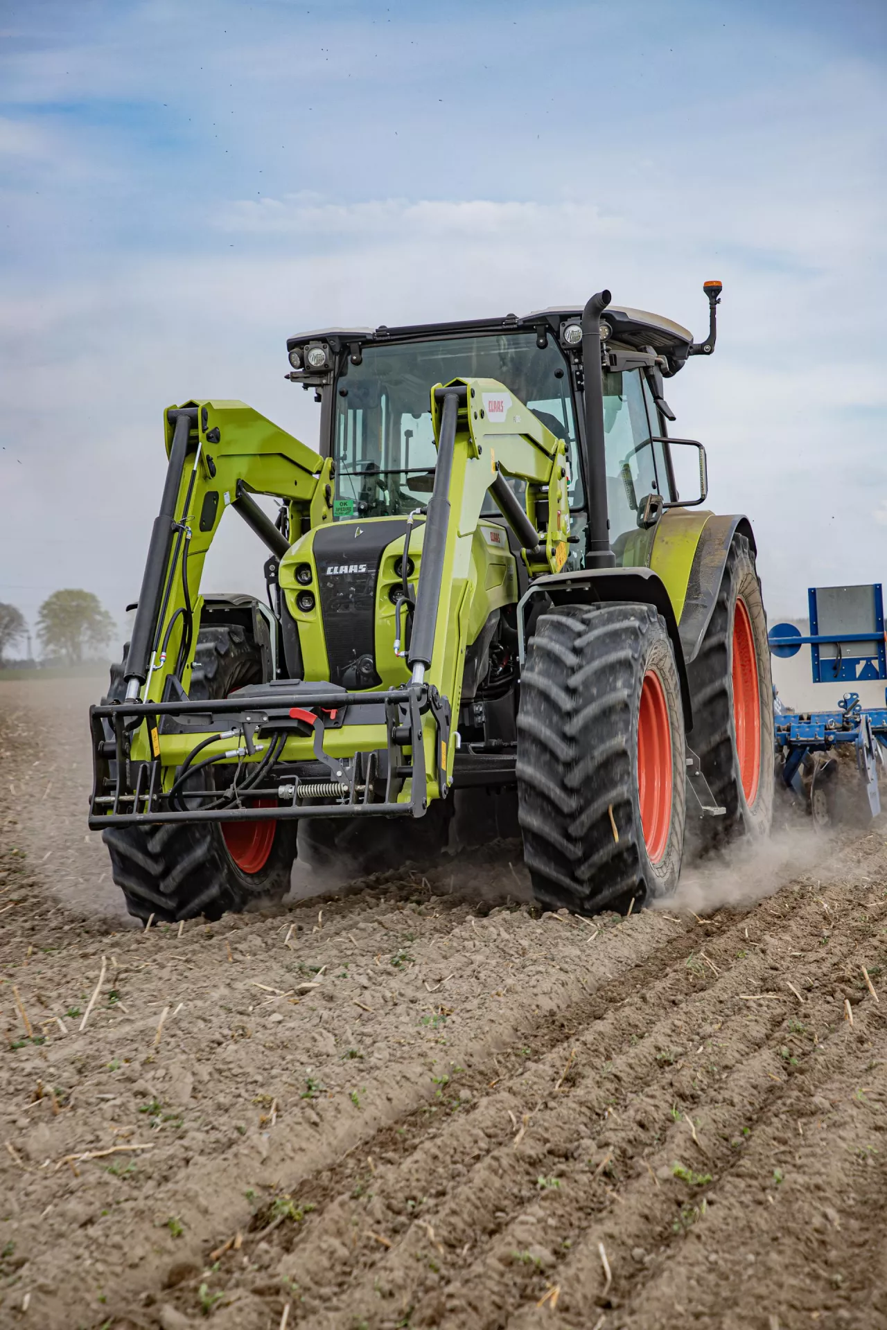 Nowego Axosa 3.120 testowaliśmy w pracy z ciężką broną talerzową Rolmako U652 w wiosnennej uprawe. Fot. Jakubek, Bensing, Siara,