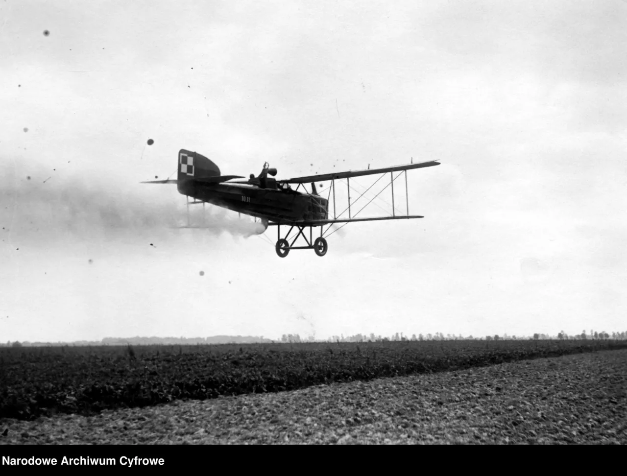 Breguet XIV (nr CWL 10.11) podczas opylania plantacji buraków środkiem hamującym rozwój grzyba na liściach. Leszno pod Warszawą, koniec sierpnia 1927 roku