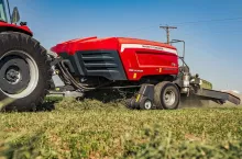 Nowa prasa Massey Ferguson SB.1436DB ma dwie równoległe komory prasowania.