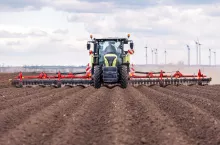Pöttinger wprowadza nową bronę chwastownik TineCare V 12050 Master do mechanicznego zwalczania chwastów.