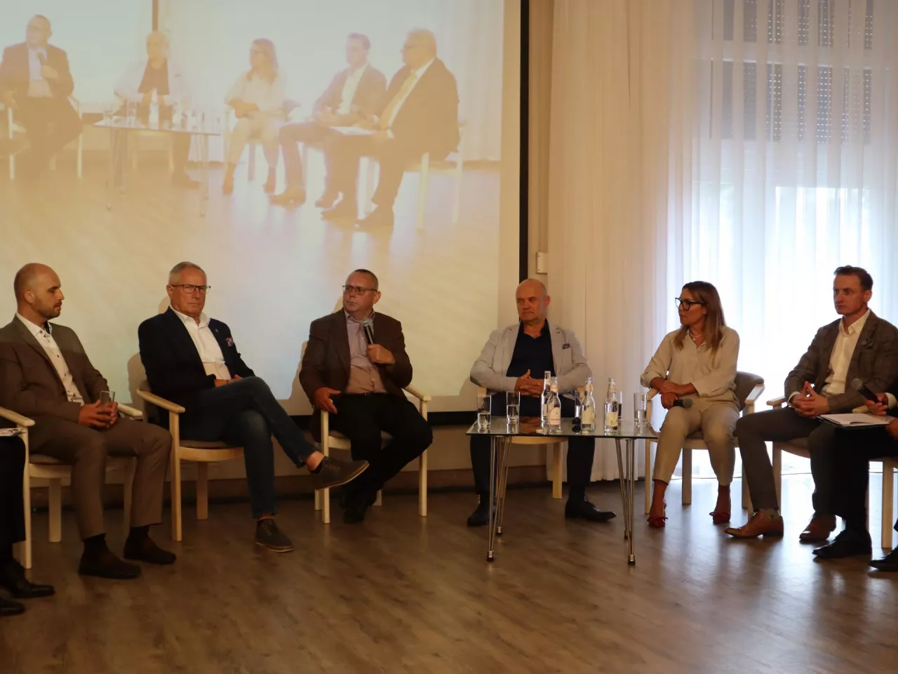 Arkadiusz Gasidło, Mariusz Olejnik, Juliusz Młodecki, Grzegorz Marchwiński, Agnieszka Szechniuk oraz Adam Stępień podczas dyskusji o szansach i zagrożeniach związanych z produkcją i przerobem rzepaku