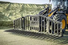 Proste i solidne widły JCB o szerokości 4,80 m.