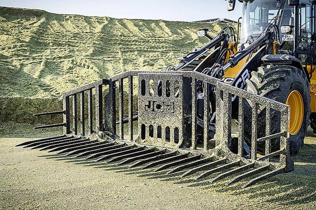 Proste i solidne widły JCB o szerokości 4,80 m.