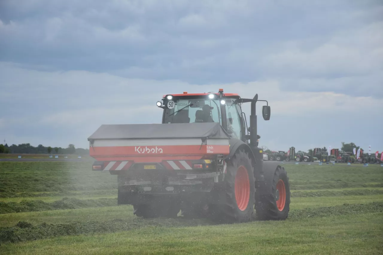 Nowy ciągnik czwartej generacji serii M7 z rozsiewaczem DSX-W
GEOSPREAD i technologią TIM