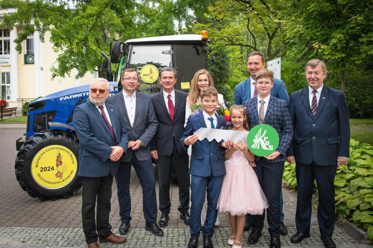 W tamtym roku Konkurs Bezpieczne Gospodarstwo Rolne wygrali Państwo Ewelina i Piotr Gręźlikowscy z Dobrzejewic. Otrzymali ciągnik.