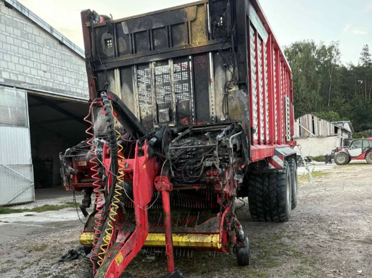 Skutki działania ognia na przyczepie samozbierającej.