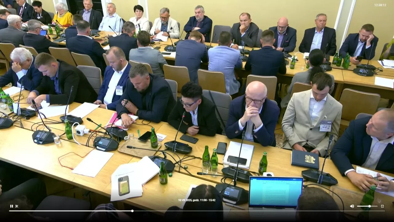 Przedstawiciele organizacji rolniczych oraz posłowie podczas posiedzenia sejmowej Komisji Rolnictwa i Rozwoju Wsi, na którym dyskutowano o skutkach umów handlowych UE z Ukrainą i krajami Mercosur. Spotkanie zakończyło się przyjęciem projektu uchwały sprzeciwiającej się ratyfikacji umowy Mercosur bez zgody państw członkowskich.