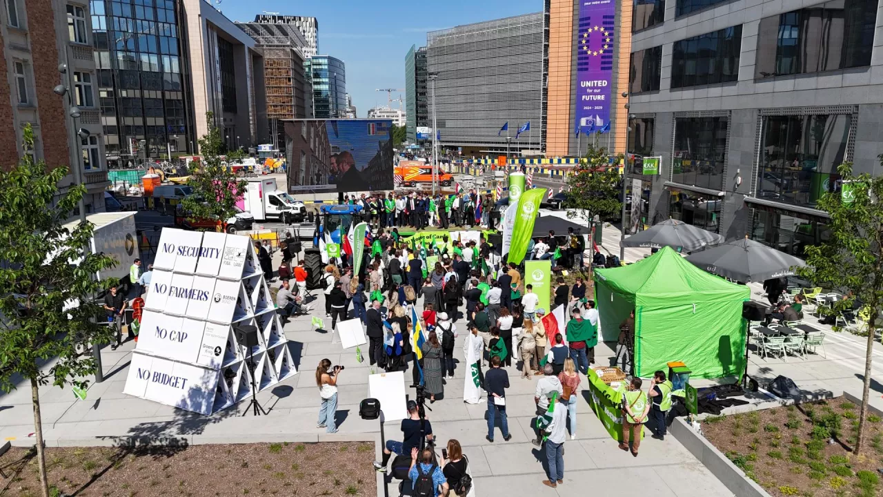 Demonstracja rolników w dzielnicy europejskiej w Brukseli pod budynkiem Komisji Europejskiej.