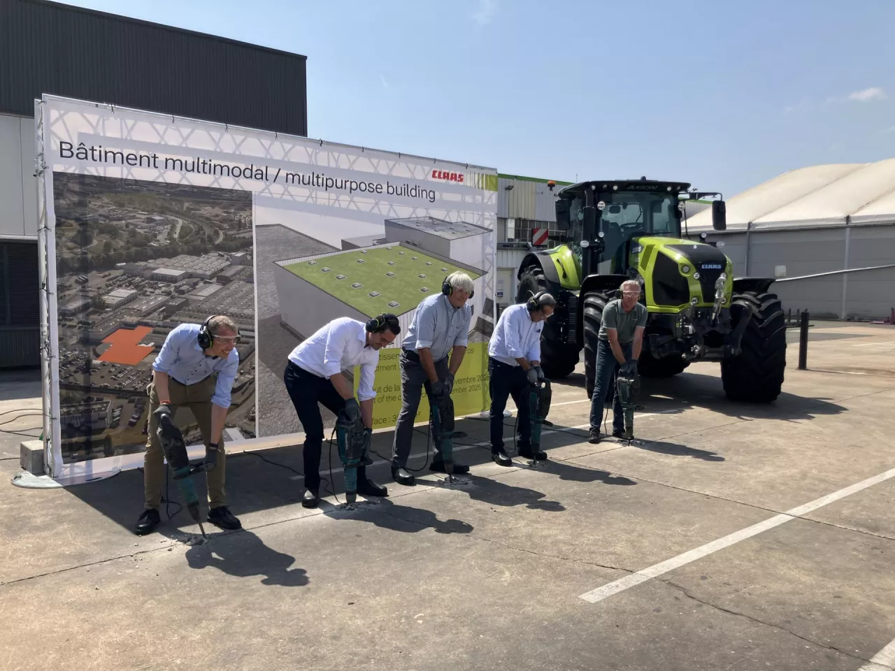 Na ceremonii rozpoczęcia budowy w Le Mans (od lewej): Etienne Bourasseau (Kierownik Zakładu w Le Mans/Wiceprezydent ds. produkcji), Thomas Spiering (Dyrektor Operacyjny Claas), Stéphane Le Foll (Burmistrz Le Mans), Gilbert Autret (Architekt) oraz Fabrice Bardel (Szef Globalnego Utrzymania).