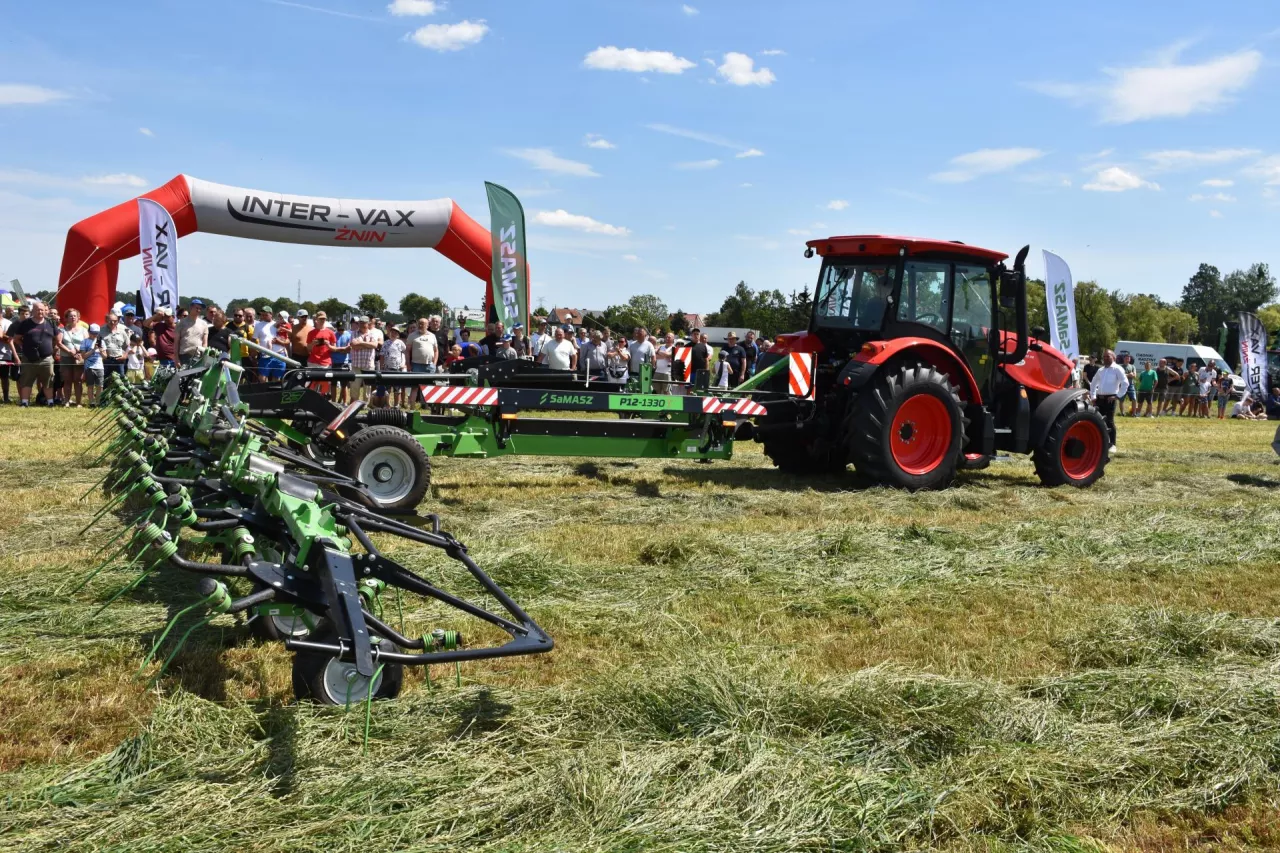 Pokaz pracy maszyn zielonkowych, który odbywał się w Minikowie