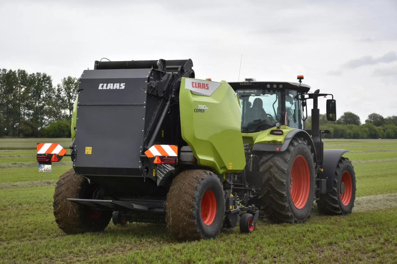 Nowa zmiennokomorowa prasa zwijająca CEREX 700 RC