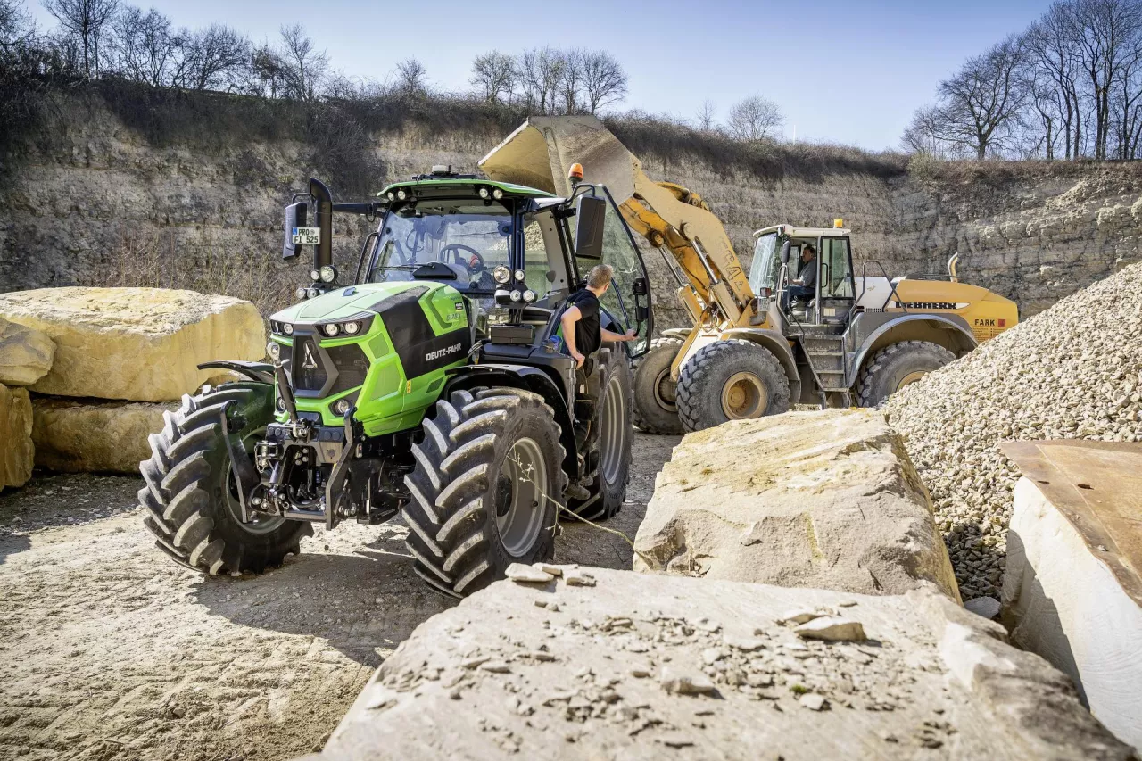 Deutz-Fahr 6170.4 PS ciągnik rolniczy z czterocylindrowym silnikiem o mocy 120 kW/163 KM