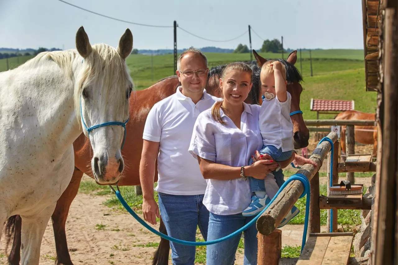 Artur i Julia z synem przy ukochanych koniach, których nie pozwalają eksploatować. Konie są raczej ich towarzyszami w procesie edukacji, a nawet pełnią funkcję nauczycieli i wręcz psychoterapeutów