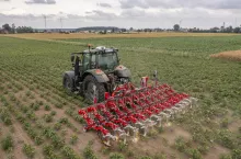 Jak wygląda praca ciągnikiem Valtra N155 z pielnikiem Einböck Chopstar Prime?