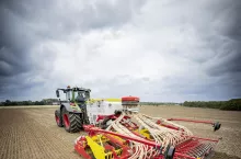 Jak wygląda praca agregatem uprawowo-siewnym Pöttinger Aerosem VT DD?