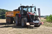 MF 8S.225 ze specjalnym obciążnikiem wyprofilowanym tak, aby znosić energię powstającą przy ewentualnej kolizji podczas transportu drogowego