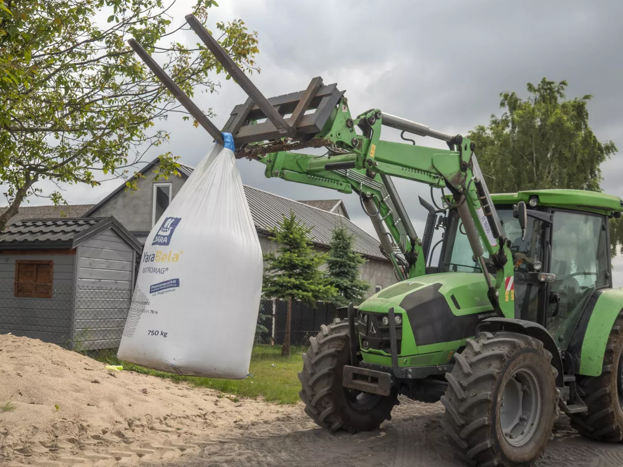 Opinia rolnika na temat ładowaczy czołowych Intertech jak ładowacz czołowy intertech radzi sobie w gospodarstwie ocena rolnika o użytkowaniu ładowacza czołowego marki intertech