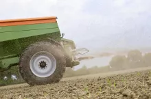 Rozsiewanie nawozów za pomocą rozsiewacza Amazone ZG-TX zmienna dawka wysiewu wapna