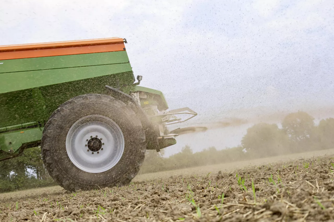 Rozsiewanie nawozów za pomocą rozsiewacza Amazone ZG-TX zmienna dawka wysiewu wapna