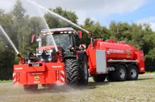 Ciągnik John Deere 6R w służbie straży pożarnej.