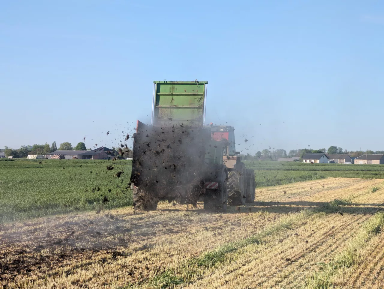 Wywóz rozrzutnikiem obornika na pole
