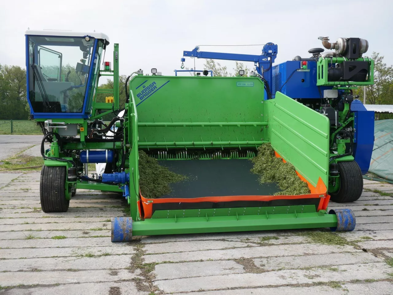 prasa silosująca Budissa Bagger RT 8000 Profi Kombi na placu