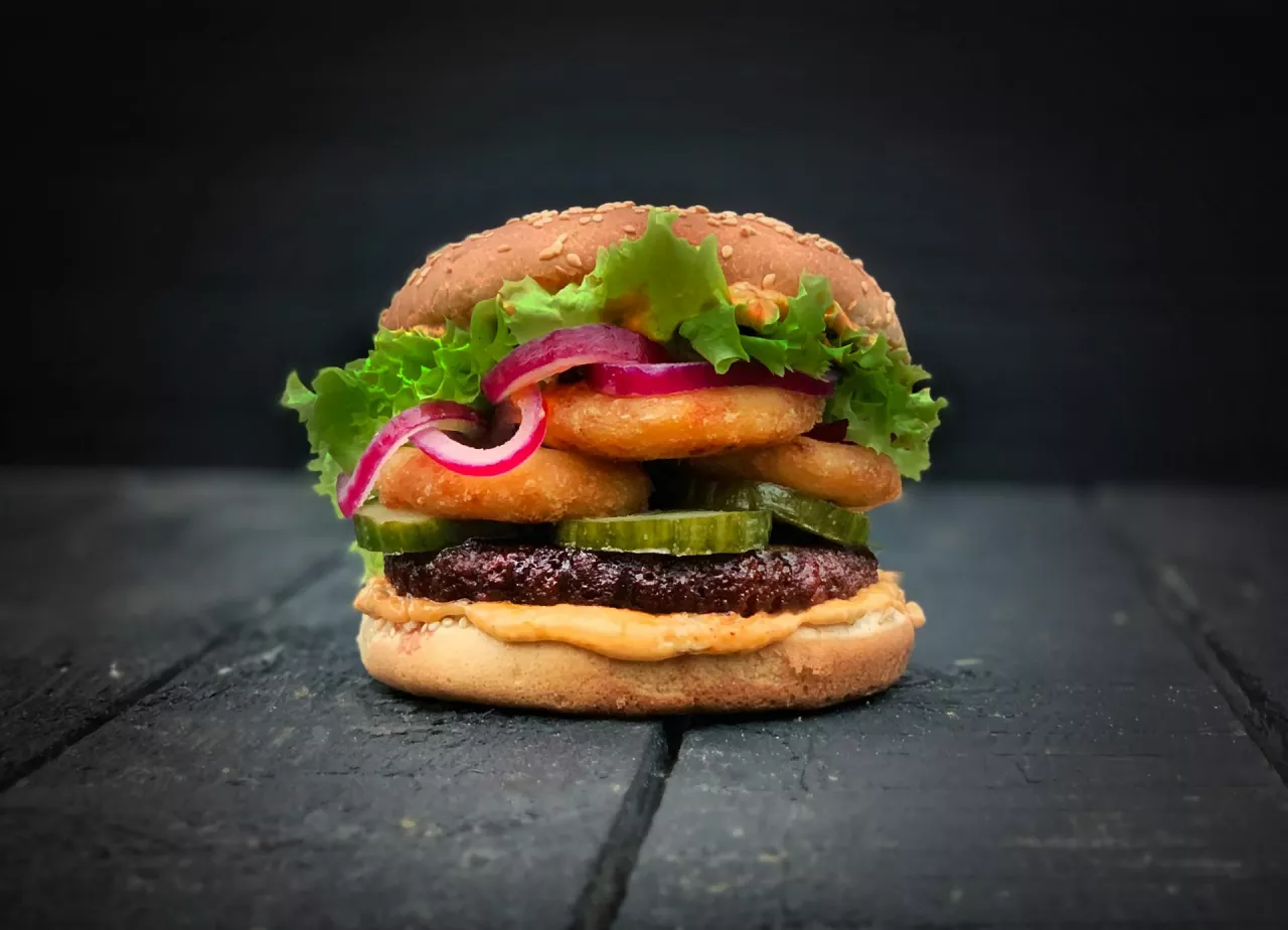 roślinny burger na stole