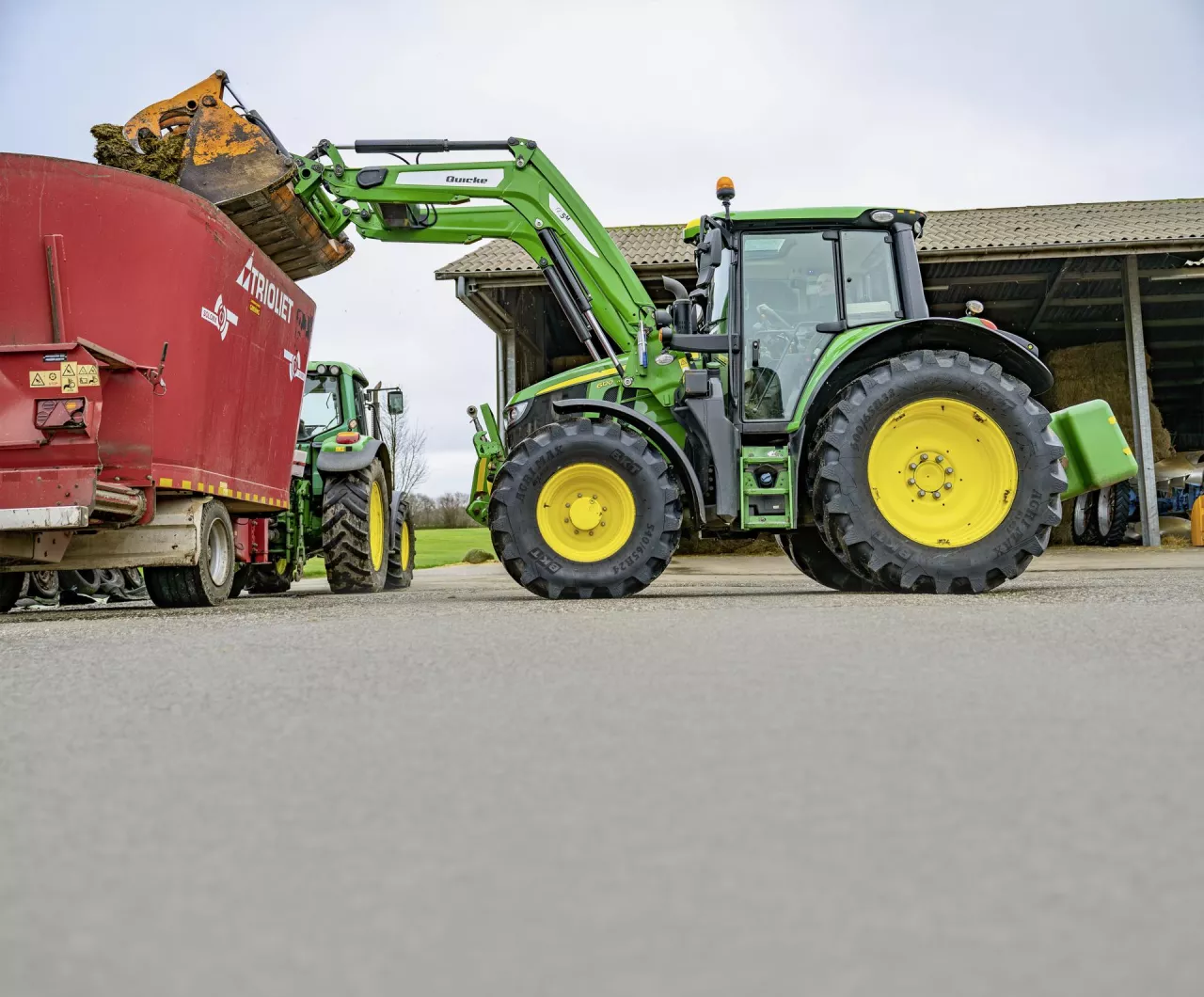 John Deere 6120M pracuje jako kompaktowy i wszechstronny ciągnik w codziennych zadaniach w gospodarstwie mlecznym.