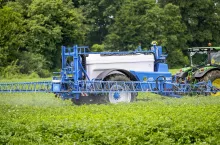 Jak wygląda praca w polu opryskiwaczem Agrio Mamut 5027, ile kosztuje opryskiwacz Agrio Mamut 5027, opryskiwacz ciągany, opryskiwacz zaczepiany, opryski polowe opryskiwaczem