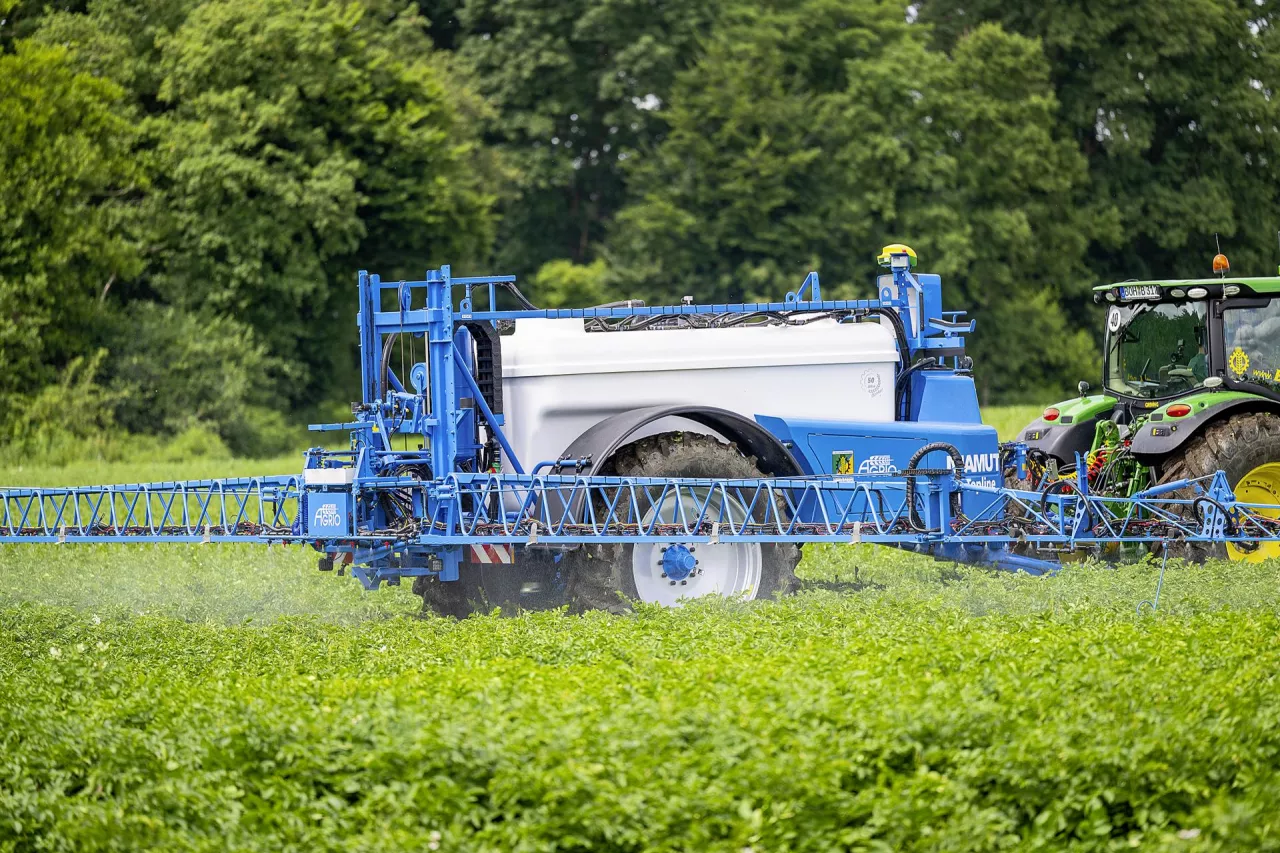 Jak wygląda praca w polu opryskiwaczem Agrio Mamut 5027, ile kosztuje opryskiwacz Agrio Mamut 5027, opryskiwacz ciągany, opryskiwacz zaczepiany, opryski polowe opryskiwaczem