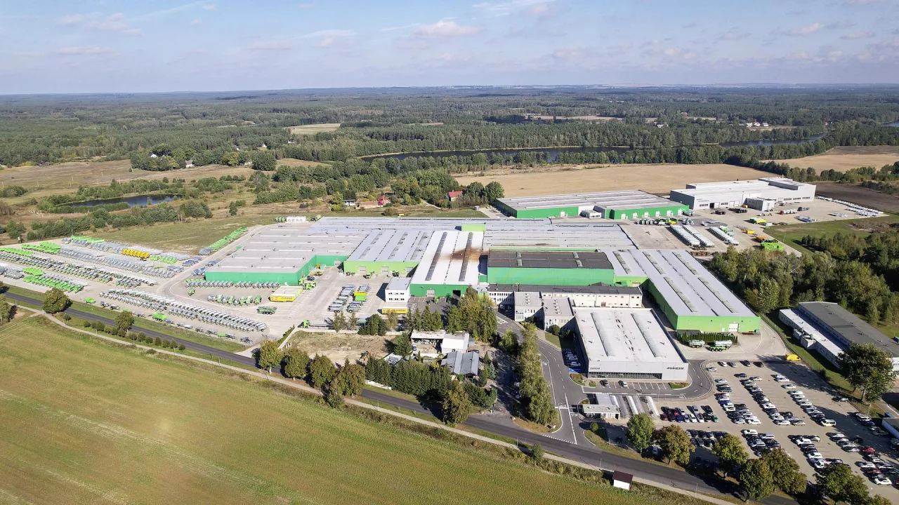 Fabryka joskin w trzciance o powierzchni 25 hektarów obchodzi 25 lat istnienia. W fabryce od zera produkowane są beczkowozy, rozrzutniki