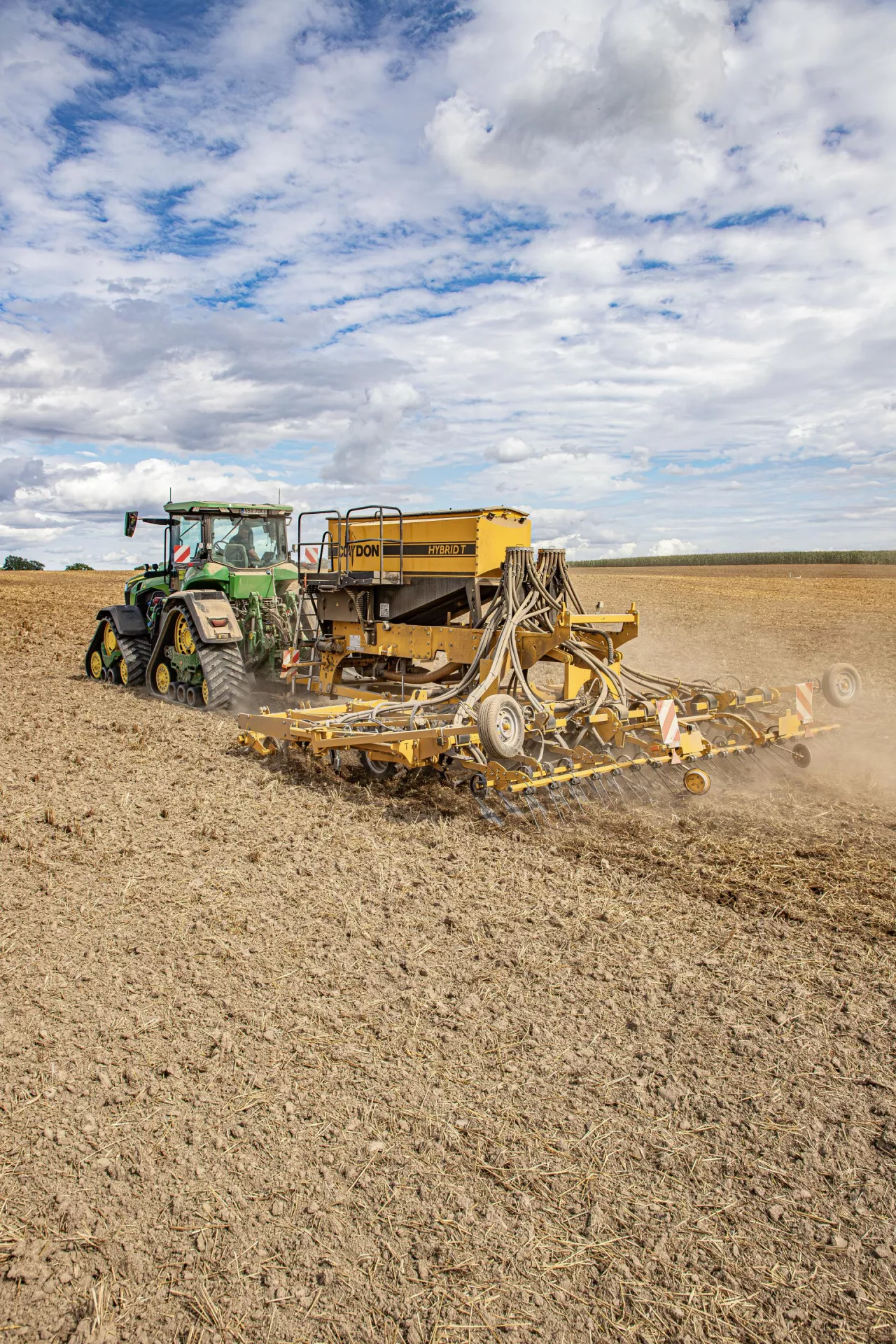 Na pagórkowatych polach Warmii 6-metrowy Hybrid 6T współpracuje z 4-gąsienicowym ciągnikiem John Deere 8RX 410. Fot. Jakubek