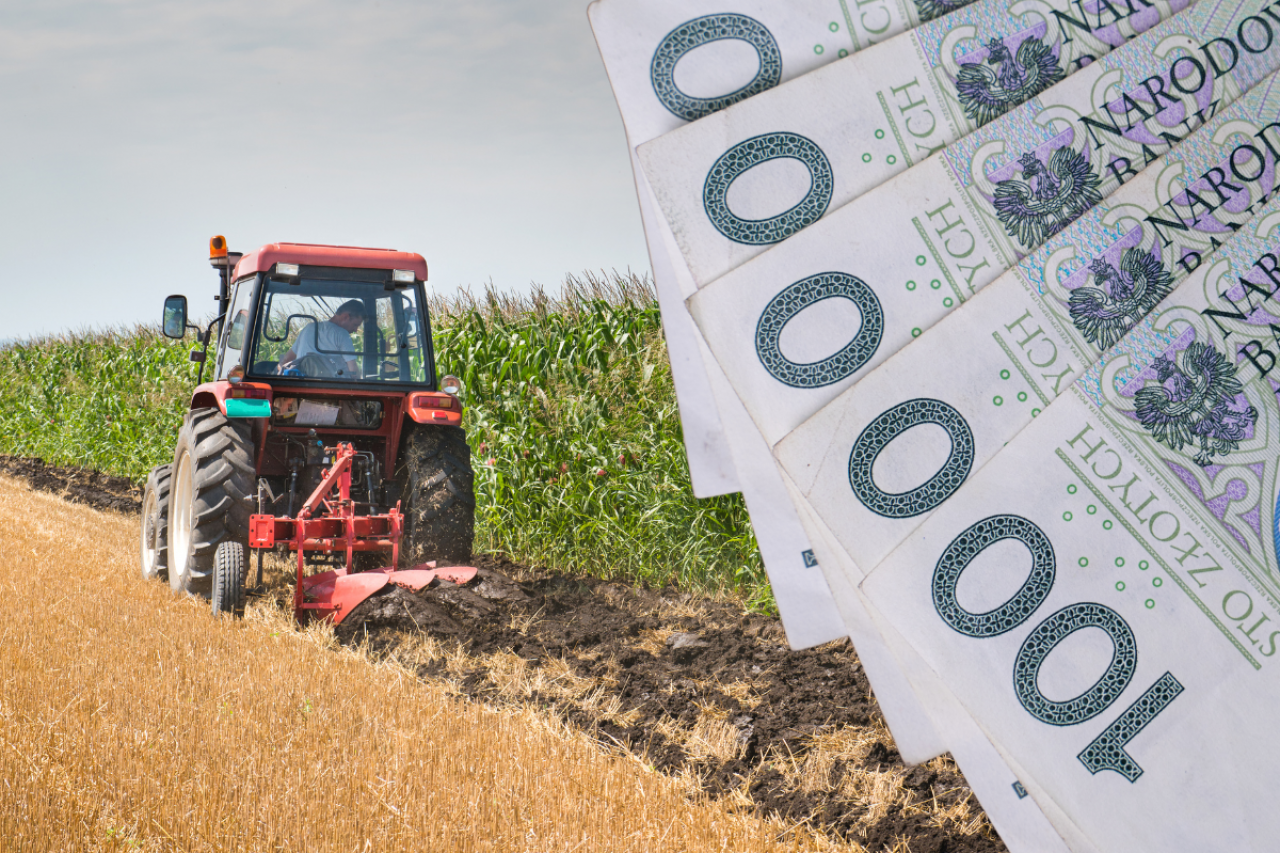 pole, traktor, po prawej banknoty stuzłotowe