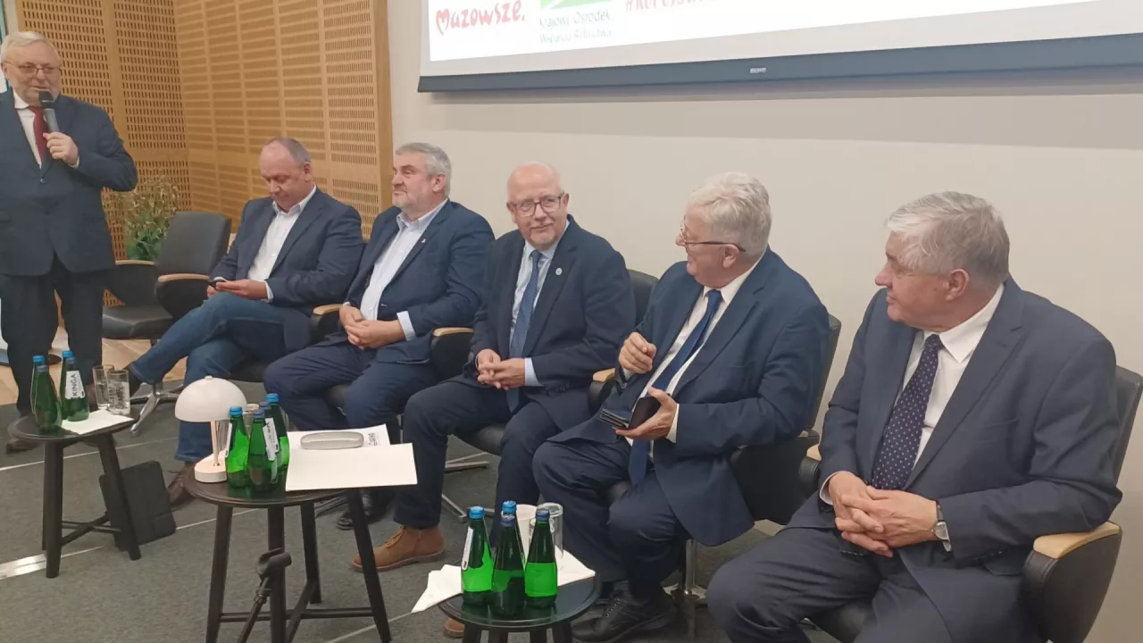 Od lewej: prezes KRIR oraz MIR Wiktor Szmulewicz, prezes Agroekoton Mirosław Korzeniowski, były minister rolnictwa Krzysztof Ardanowski, zastępca prezesa ARiMR dr Tomasz Nawrocki, były minister rolnictwa Czesław Siekierski, były minister rolnictwa Krzysztof Jurgiel