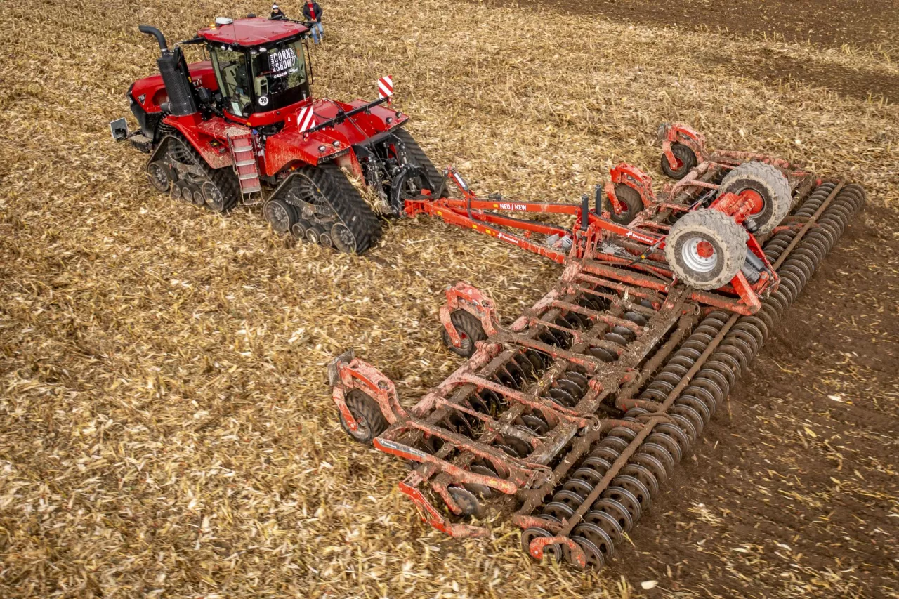 Nowa talerzówka Qualidisc 21123 o szerokości roboczej 12,25 m. Agregat składa się z czterech niezależnie montowanych segmentów ramy