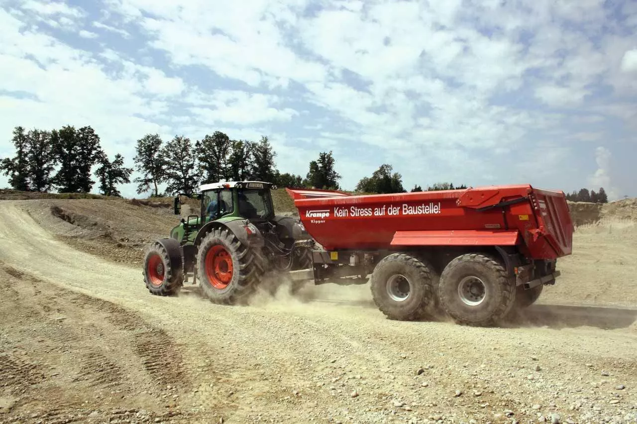 ciągnik rolniczy z przyczepą