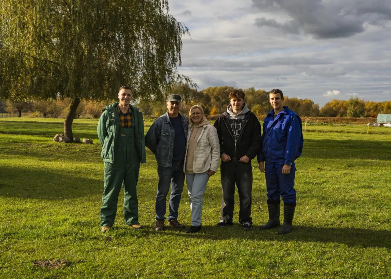 Hubert, Bernard, Jolanta, Mikołaj i Kacper Wilczakowie

rodzinne 30-hektarowe gospodarstwo rolne (wraz z dzierżawami). Uprawiają zboża i trawy, a także hodują bydło - w sumie 30 opasów. Młodzi są również twórcami aplikacji Greenfield, pomagającej rolnikom w zarządzaniu gospodarstwem rolnym.